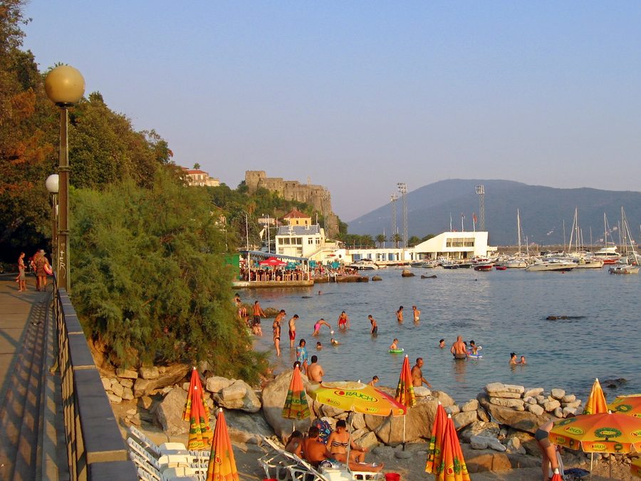 Il lungomare Pet Danica sul mare a Herceg Novi