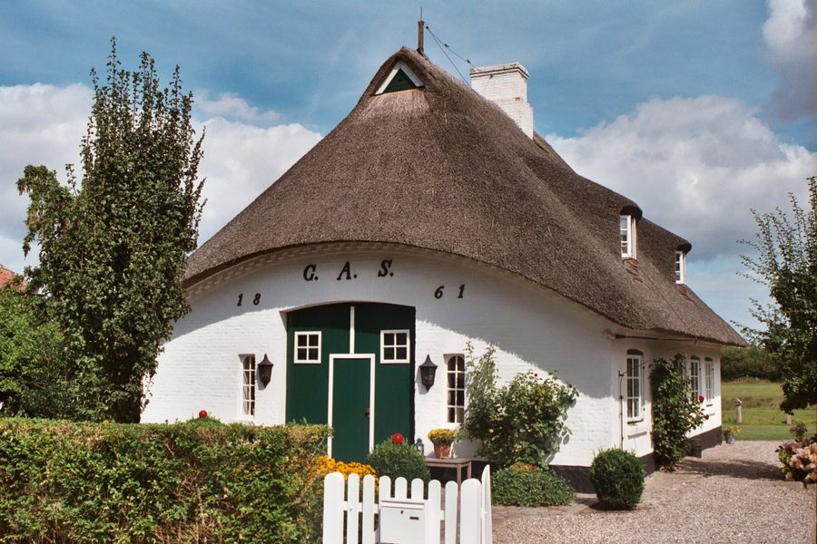 Casa con tetto di paglia nel quartiere di Sieseby di Thumby