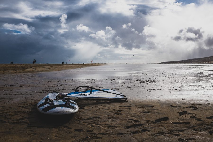 Windsurfer al largo della costa di Costa Calma a Fuerteventura