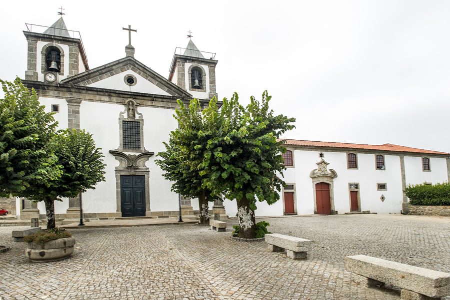 Mosteiro de Vilela, con la chiesa e gli antichi edifici monastici