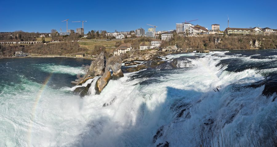 Vista sulle cascate del Reno e Neuhausen am Rheinfall dal lato sud