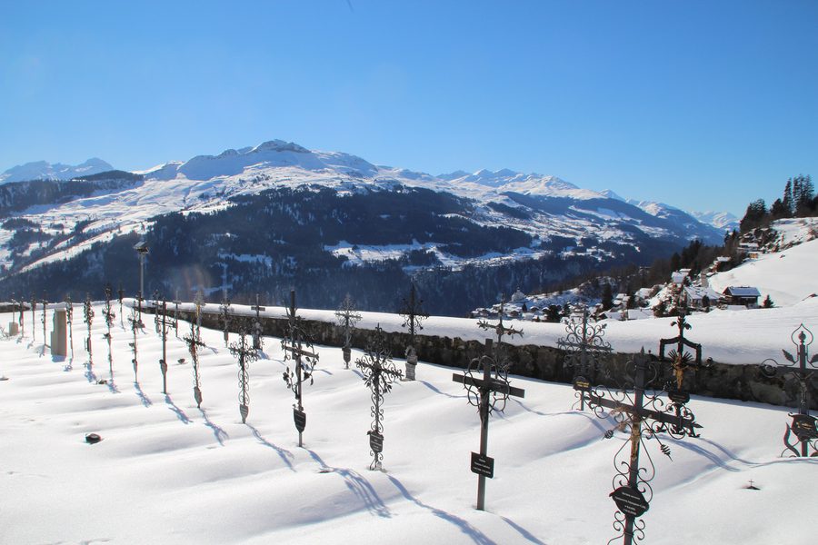 Chiesa di San Zeno e cimitero a Ladir in inverno