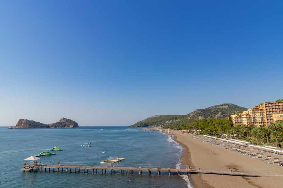 Veduta aerea della spiaggia sabbiosa di Sarigerme presso Dalaman