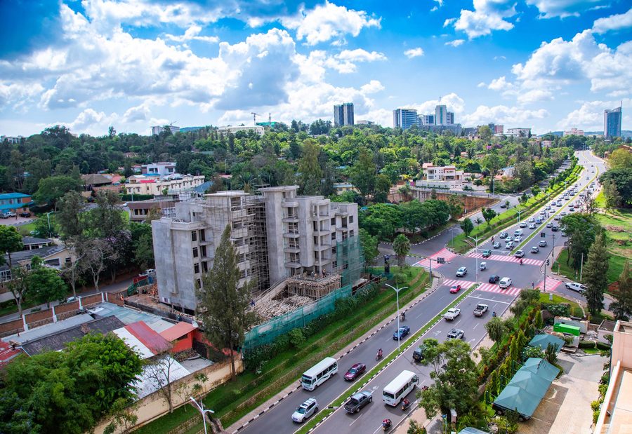 Scena stradale e veduta della città di Kigali