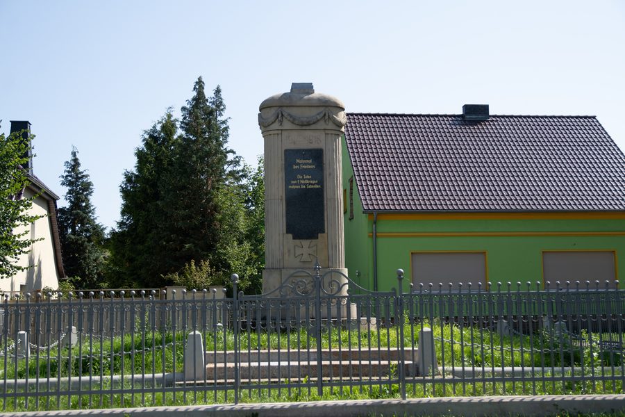Monumento ai caduti presso la chiesa del villaggio di Sergen, una frazione di Neuhausen/Spree