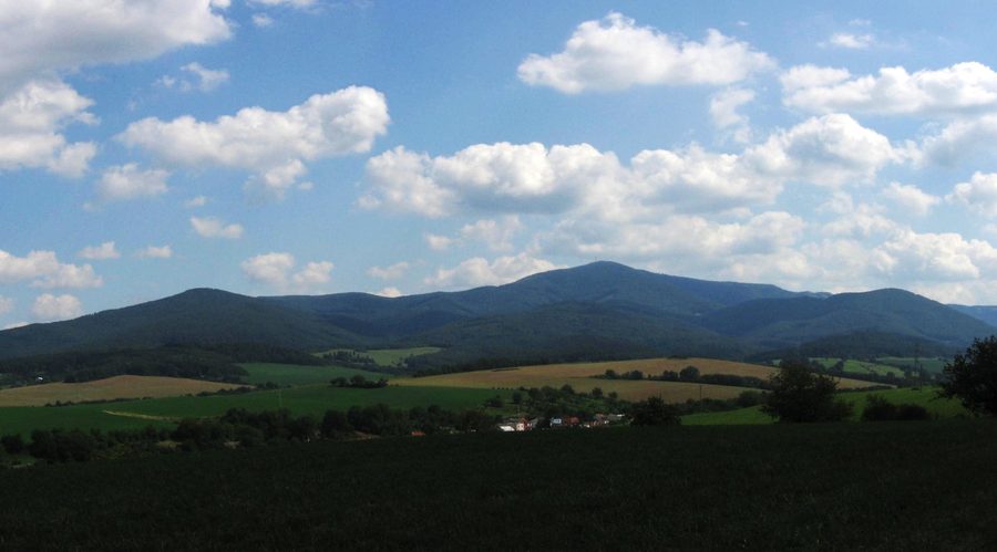 Vista dei monti Považský Inovec da nord vicino a Trenčianske Stankovce, Slovacchia
