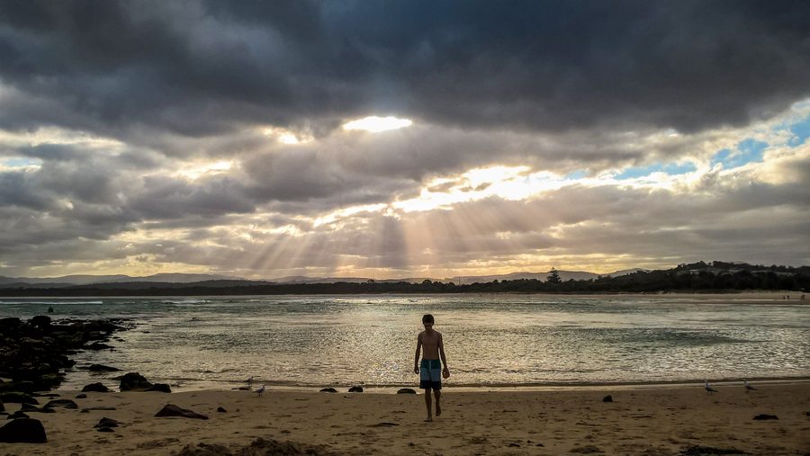 Merimbula Bar Beach sulla costa del New South Wales sotto cielo nuvoloso