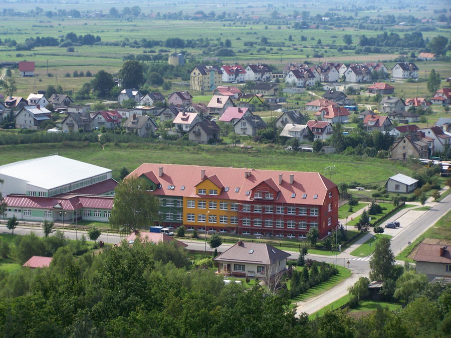 Vista dalla torre di Sadlinki sulla scuola e sul complesso residenziale.