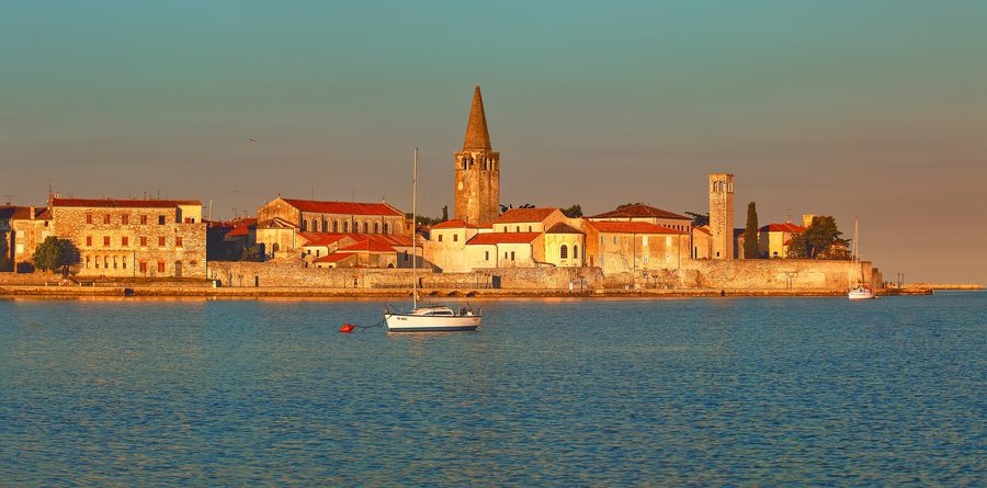 Panorama di Poreč e della sua costa all'alba con la Basilica Eufrasiana