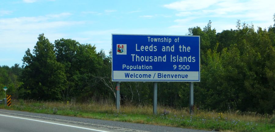 Paesaggio sul St. Lawrence River a Leeds and the Thousand Islands con isole e riva boscosa