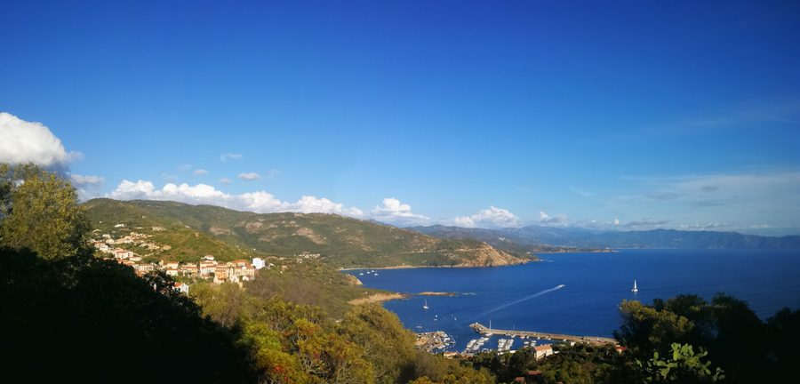 Vista sul Golfe de Pero sulla costa presso Cargèse.