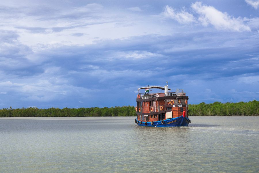 Barca turistica nei Sundarbans, Bengala Occidentale, India