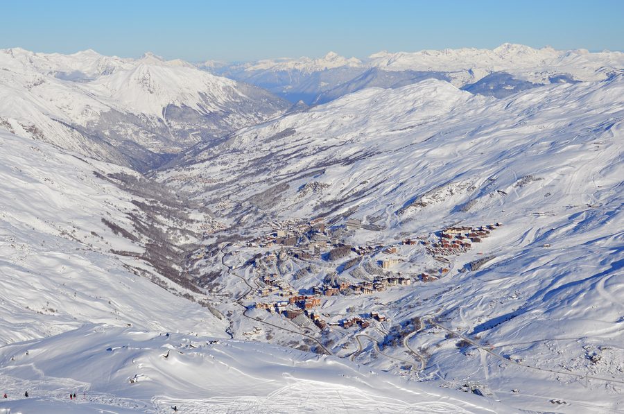Panoramica invernale di Les Menuires e della valle di Belleville con frazioni più piccole e paesaggio alpino montano