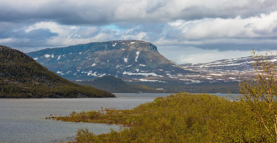Saana fell visto sopra il lago Ala-Kilpisjärvi a Enontekiö, Lapponia, Finlandia