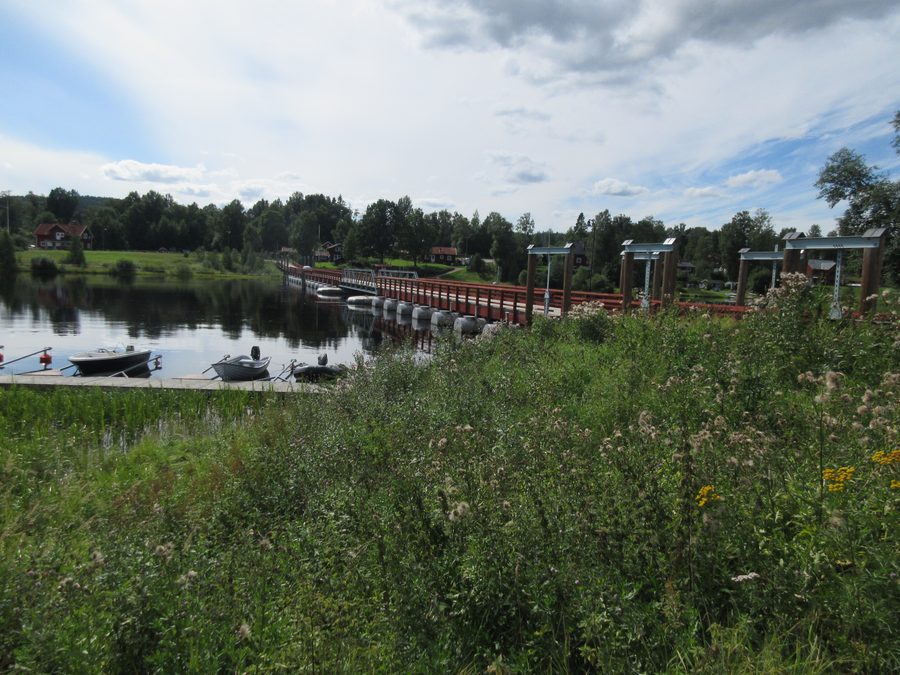 Ponte galleggiante a Gagnefs kyrkby sul fiume Österdalälven