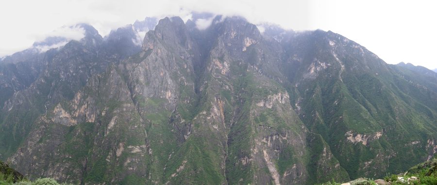 Paesaggio montano con fiume nella gola del Salto della Tigre nello Yunnan, Cina