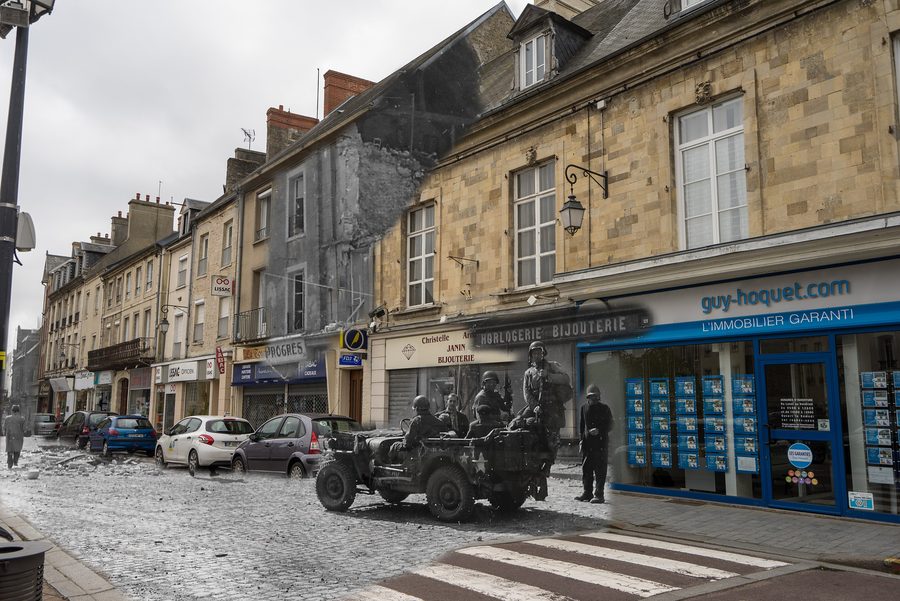 Un convoglio di Jeep attraversa rue Holgate a Carentan il 14 giugno 1944