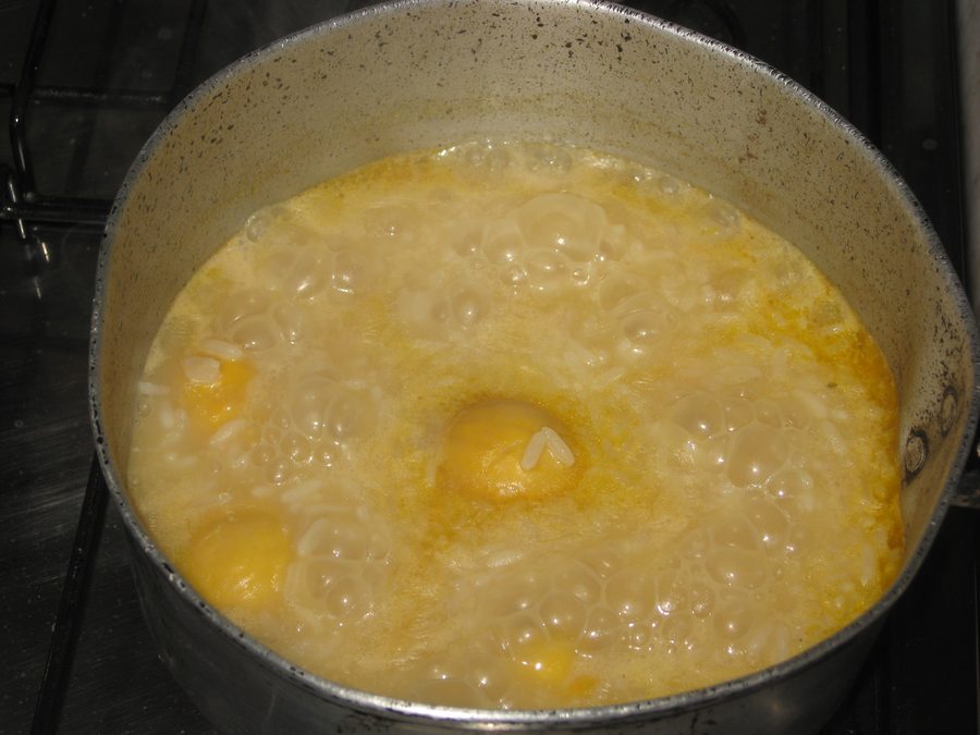 Ciotola con arroz com pequi, riso con frutti di pequi della cucina regionale del Goiás