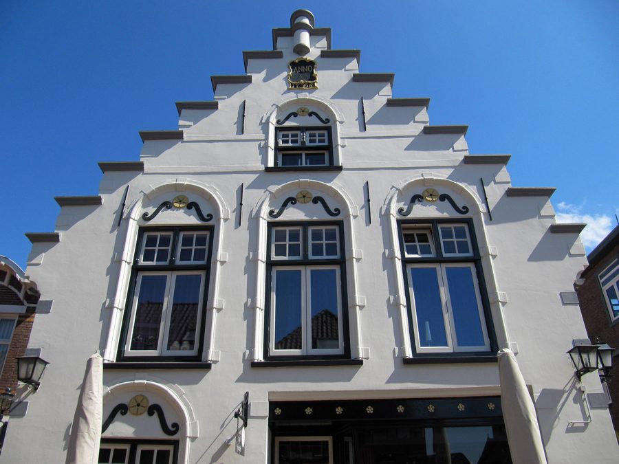 Edificio storico in Friesestraat a Coevorden con frontone a gradini e facciata del 1765