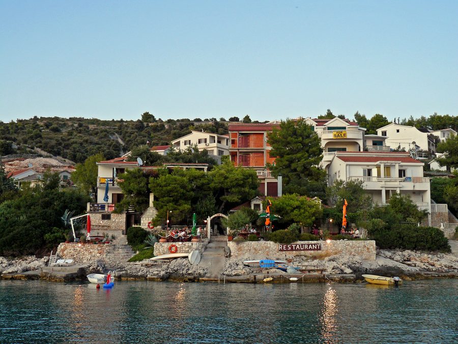 Vista su Sevid sulla costa dalmata