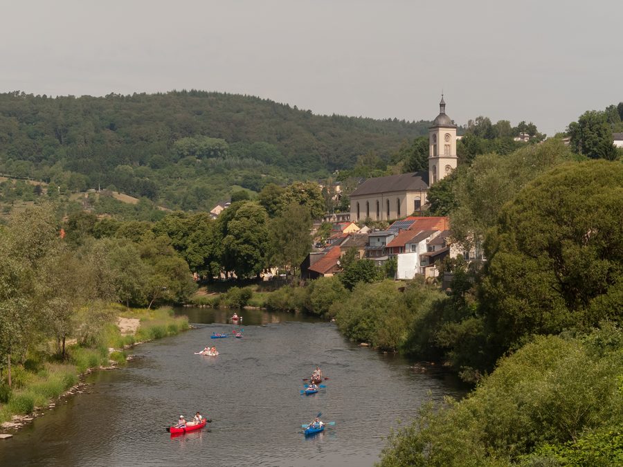 Il fiume Sauer a Bollendorf con la chiesa parrocchiale di San Michele sullo sfondo