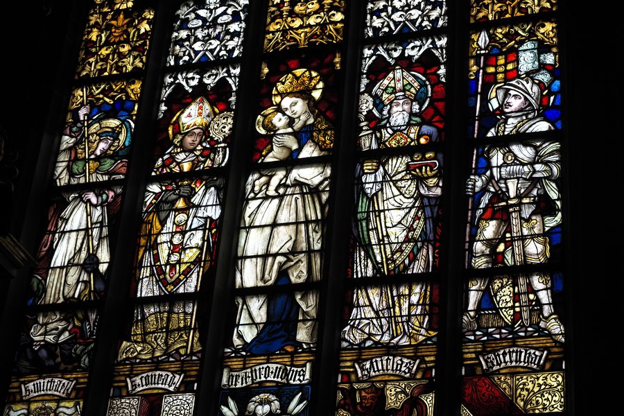 Vetrata nel Münster St. Nikolaus di Überlingen con raffigurazione della Madonna col Bambino