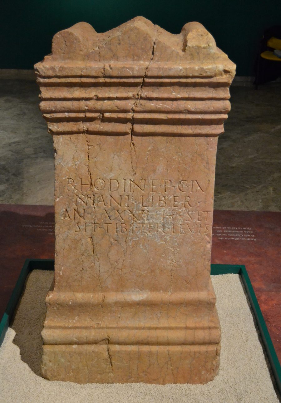 Ara di marmo con iscrizione sepolcrale nella villa romana degli Alters o di Cornelius