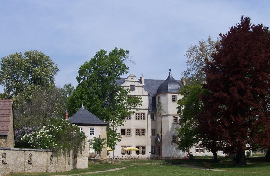 Castello di Kromsdorf con il muro storico del parco e i suoi busti ritrattistici