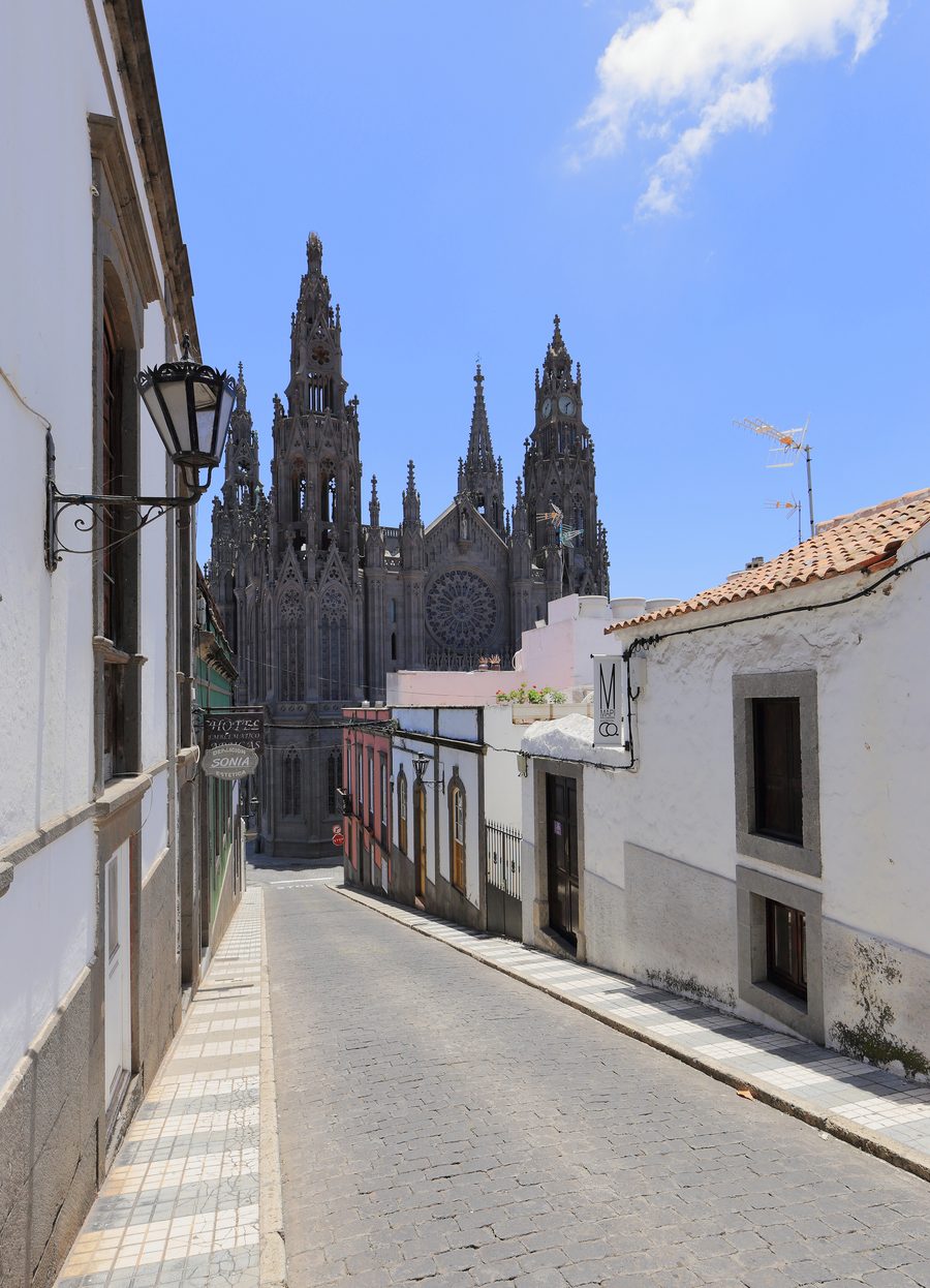 Chiesa di San Juan Bautista ad Arucas, Gran Canaria, vista da Calle Párroco Morales