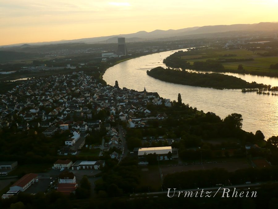Veduta aerea di Urmitz sul Reno con l'isola fluviale Urmitzer Werth