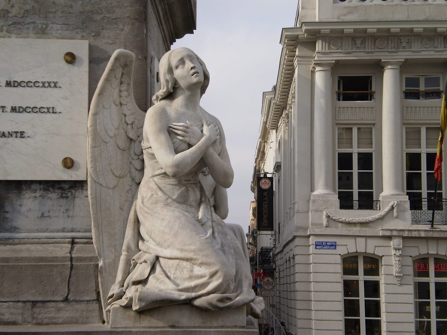 Place des Martyrs a Bruxelles con il suo monumento storico e la piazza circostante.