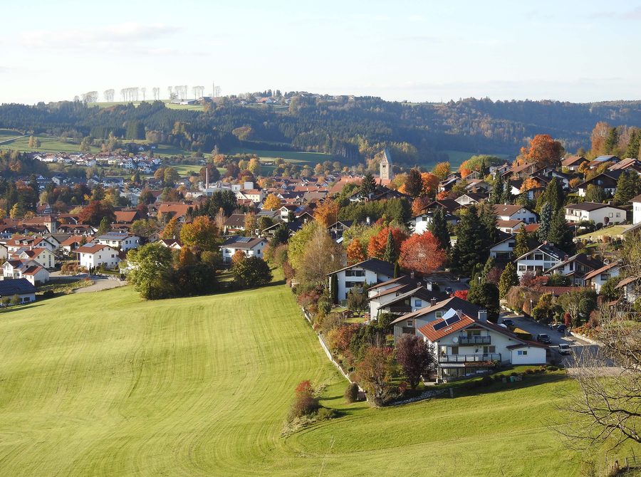 Obergünzburg da sud con vista del paese e il paesaggio circostante