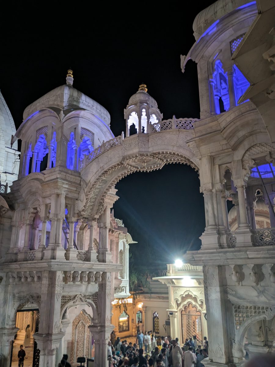 Una vivace scena di strada con templi a Mathura e Vrindavan.