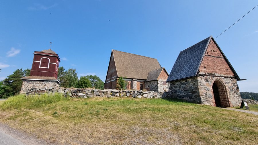 Esterno della chiesa medievale della Santa Croce di Hattula in Finlandia