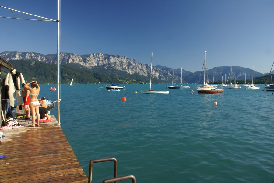 Riva dell’Attersee presso Nußdorf am Attersee con vista sul lago