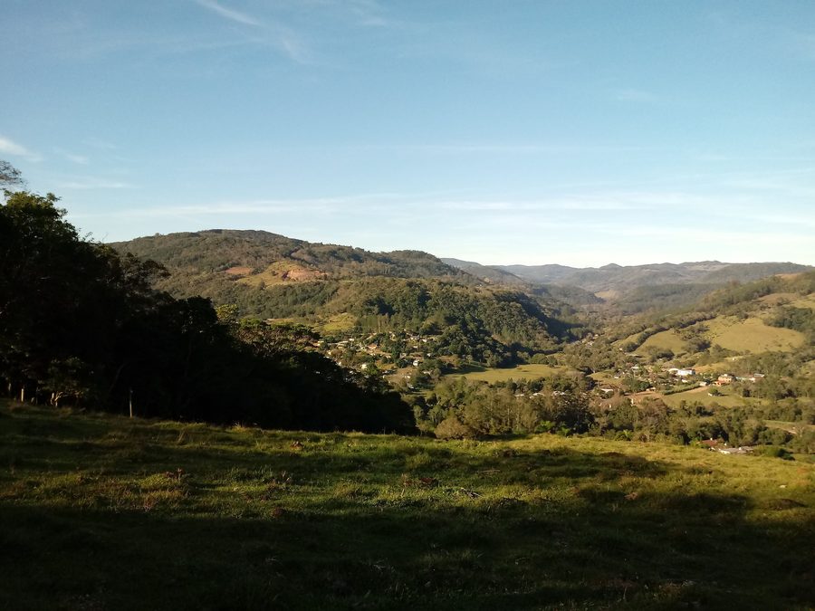 Vista parziale del distretto di Padilha nel Município di Taquara, circondato da paesaggio verde e case nella valle