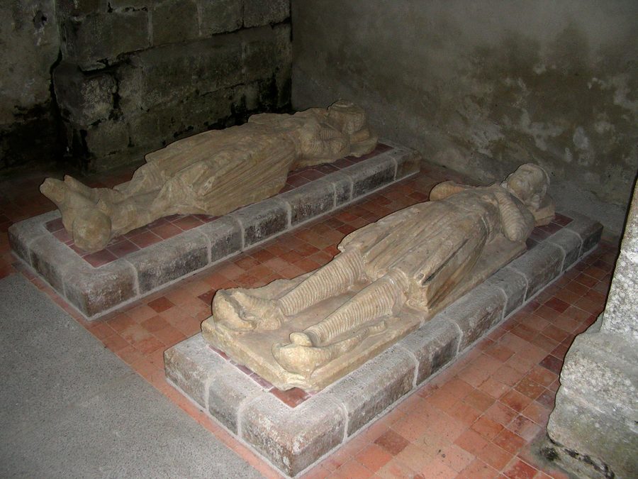 Interno della chiesa dell'Abbazia della Trinità a La Lucerne-d'Outremer, con effigi giacenti.