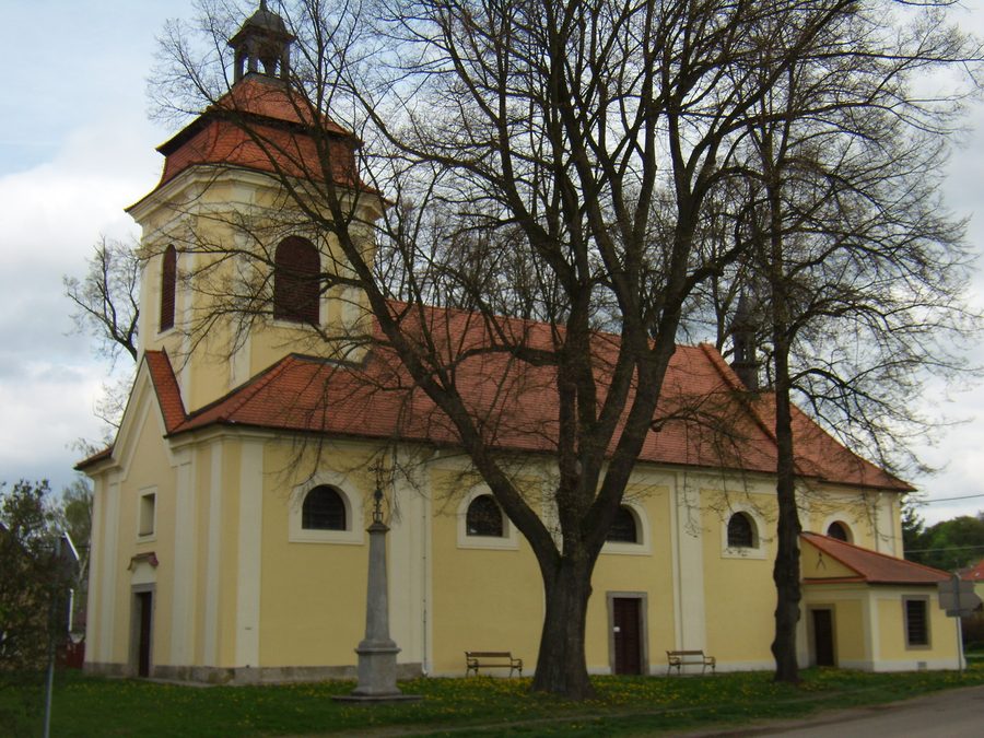 Vista esterna della chiesa di San Venceslao a Dnešice