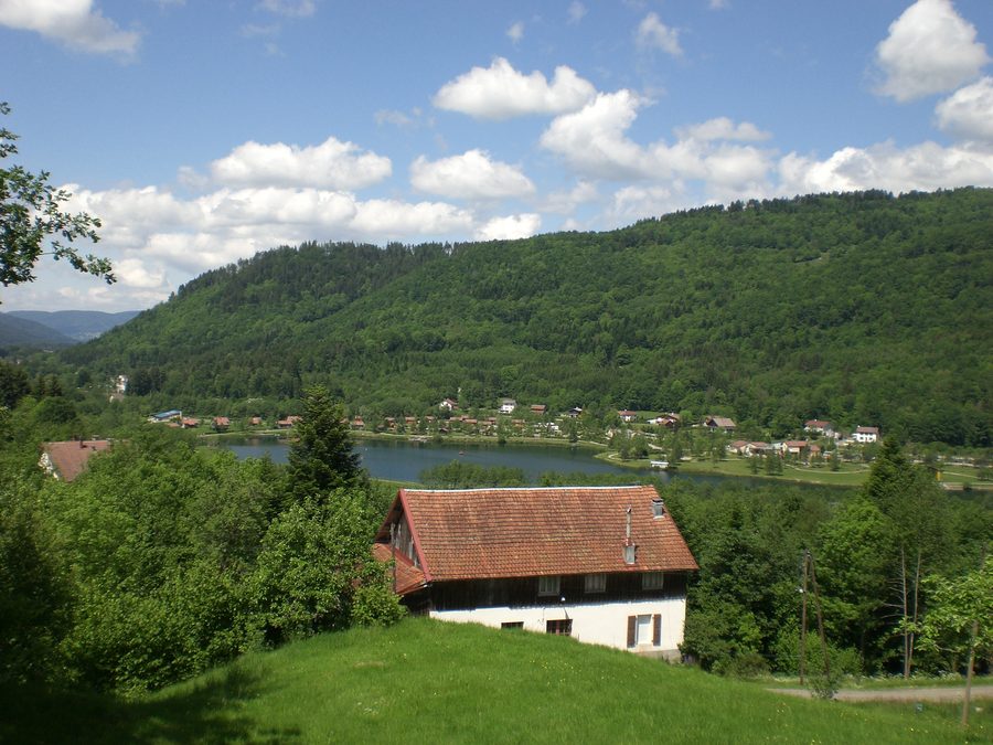 Vista panoramica del lago artificiale e della base di svago dal versante Les Amias