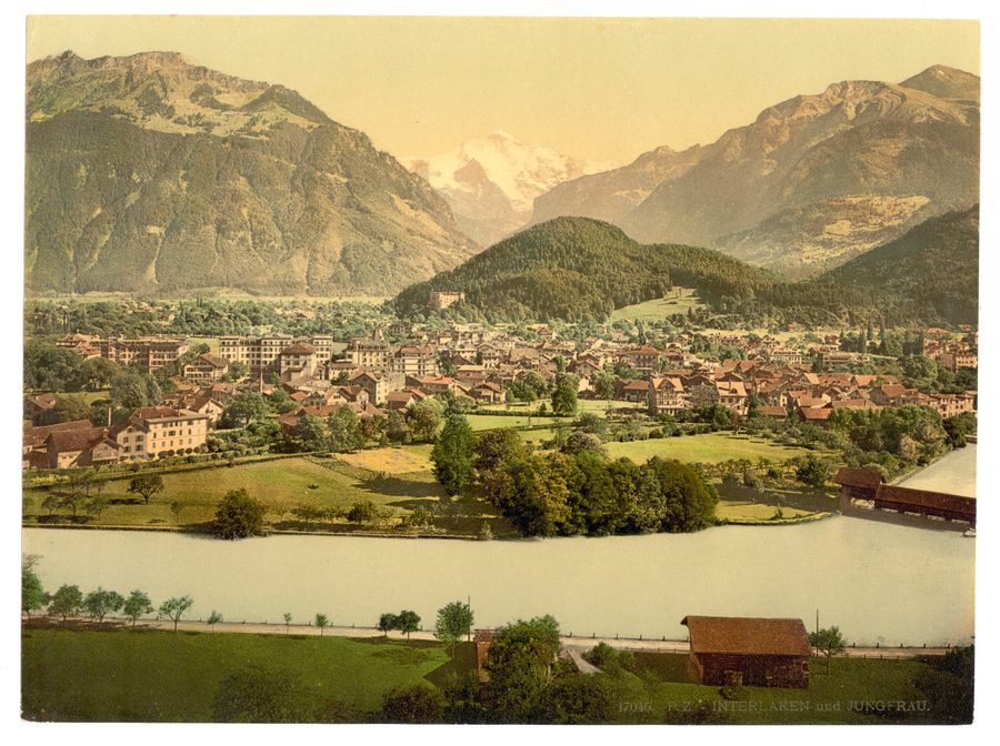 Vista di Interlaken con l’Aare in primo piano e la Jungfrau sullo sfondo
