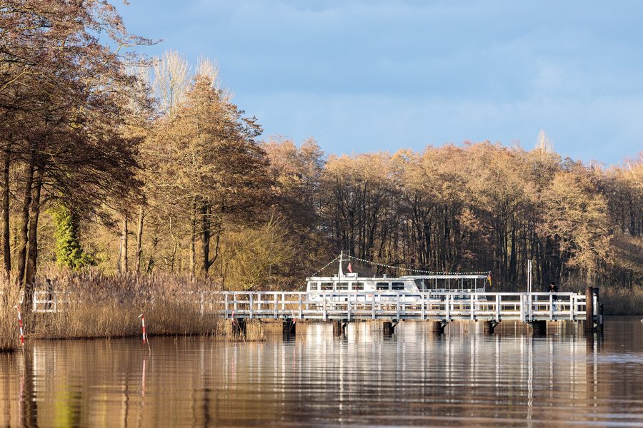 Riva occidentale dello Zwischenahner Meer con l’imbarcadero di Rostrup e la MS Ammerland