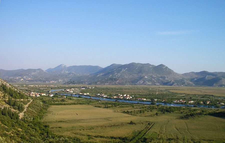 Kula Norinska e Krvavac II lungo il fiume Neretva, con il monte Žaba sullo sfondo