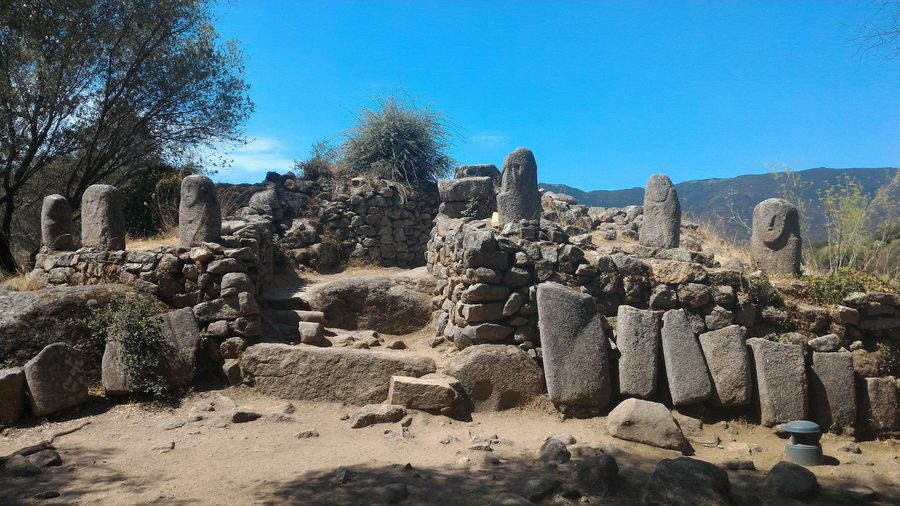 Menhir preistorici nel sito archeologico di Filitosa nella Corsica meridionale