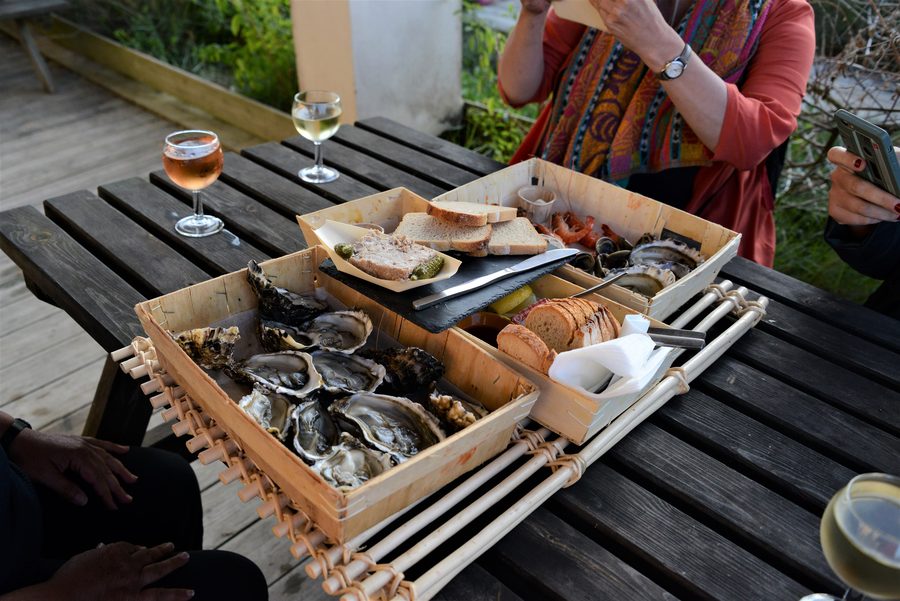 Piatto con frutti di mare e grillon charentais sull'Île de Ré nella Charente-Maritime