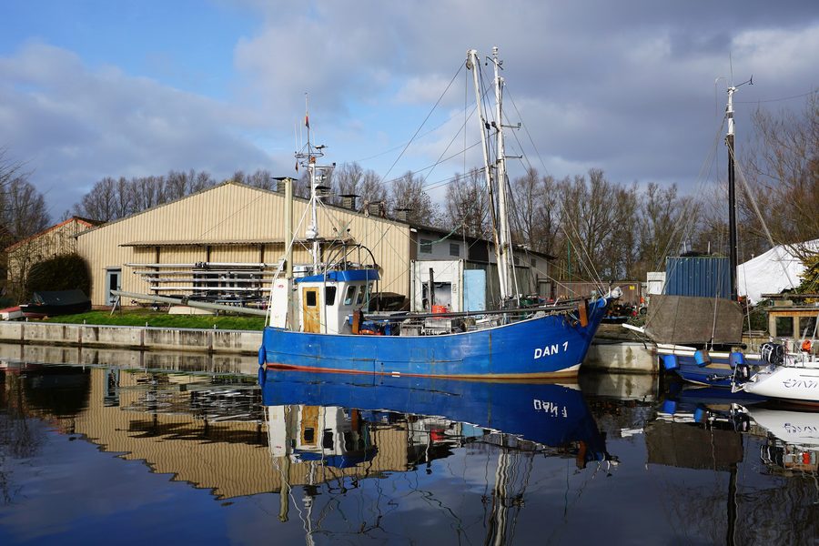 Nel porto di Varel in inverno si trova il peschereccio per gamberi DAN 1 Friesland.