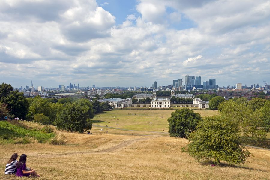 Vista del sito Patrimonio dell'Umanità di Maritime Greenwich da vicino all'Osservatorio Reale, con il Tamigi e lo skyline di Londra