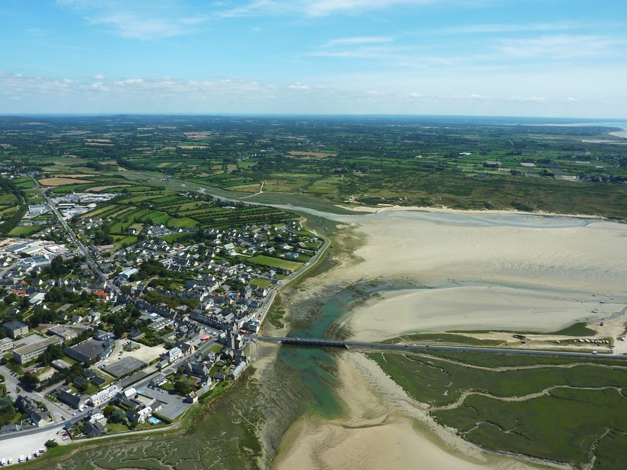 Veduta aerea di Portbail e del suo havre nella Manche