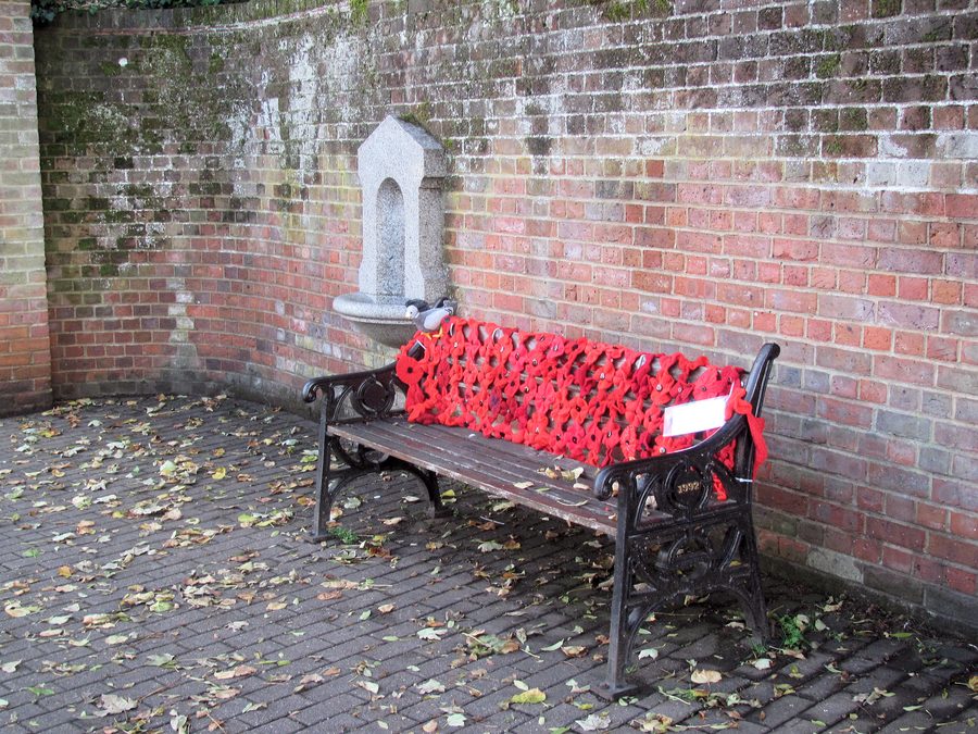Panchina e fontanella in Tring High Street