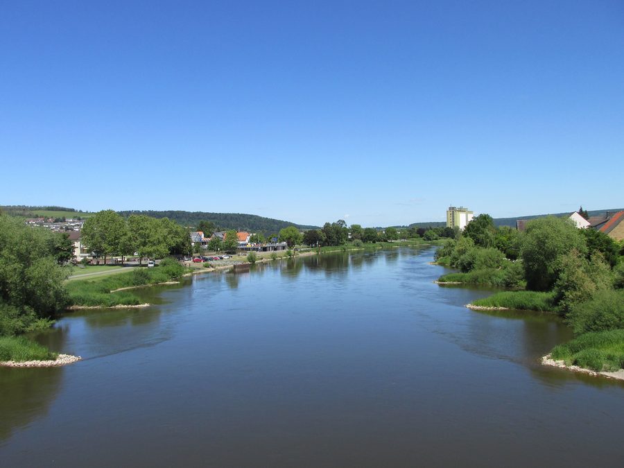 Vista dal ponte tra Beverungen e Lauenförde sulla Weser verso valle