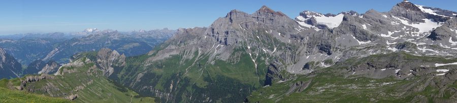 Panorama dal Chaiserstuel sul Grosstal sopra Isenthal con l’Uri Rotstock nelle Alpi urane